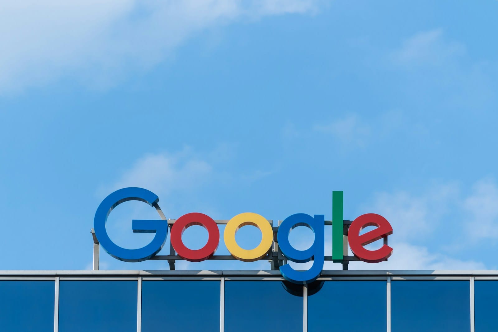Google przez przypadek ujawnia samodzielnego agenta Jarvis AI